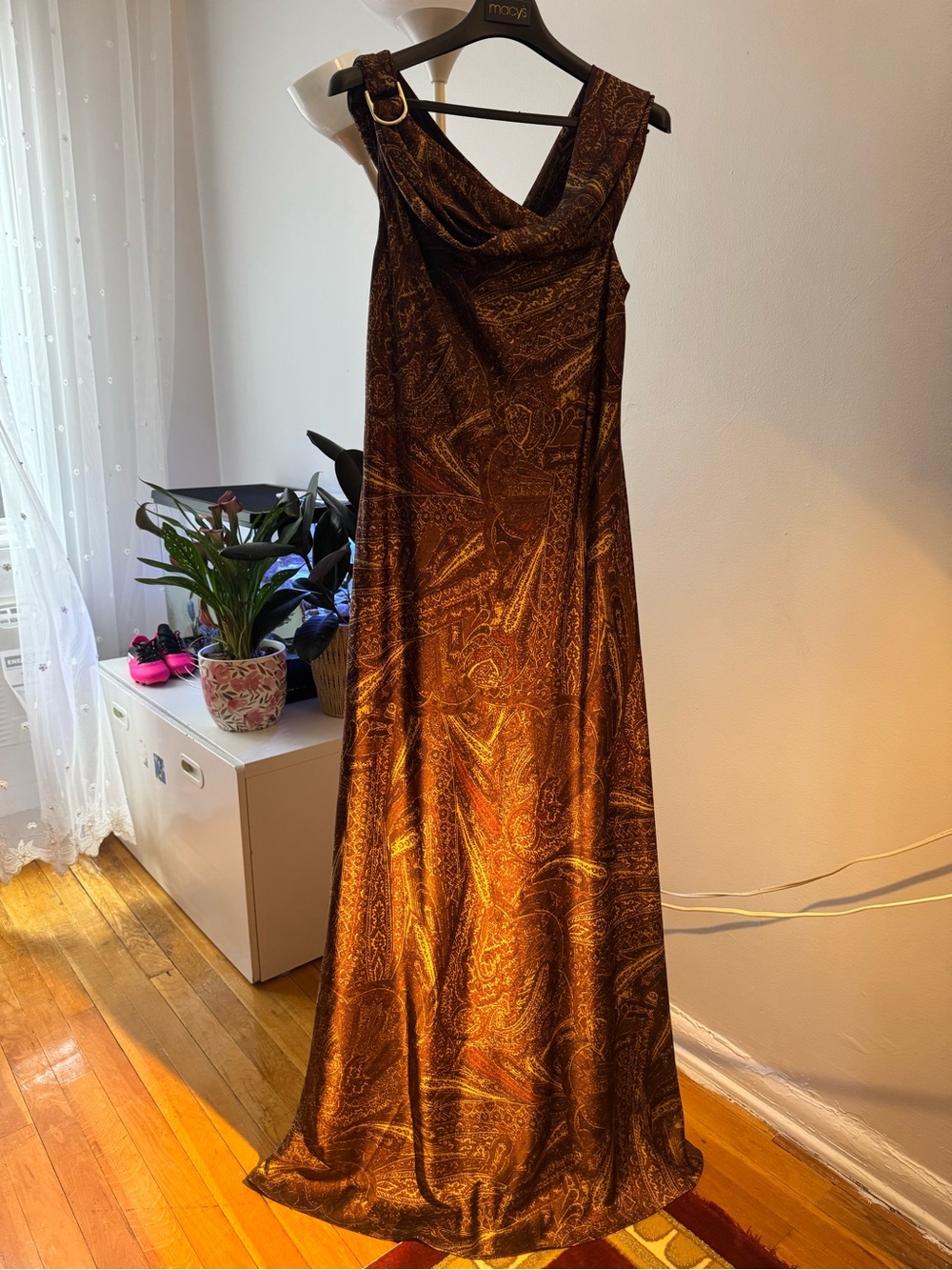 NAHAM-SLEEVELESS-GOWN - Picture 3 of 6
